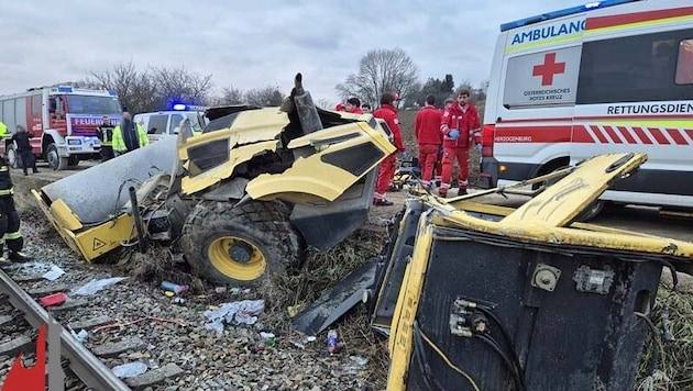 Durch die Wucht des Zusammenstoßes wurde das Führerhaus der Straßenwalze abgerissen.