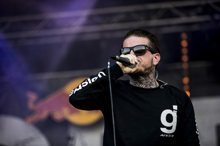 Beim Nova Rock aus Sonnengründen noch mit Brille unterwegs: Frontmann Robert Ljung.