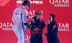 Chefstrategien Hannah Schmitz (re.) feierte mit Max Verstappen den Sieg in Katar.