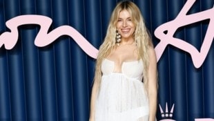 Was für eine süße Überraschung! Sienna Miller ließ unter ihrem transparenten Babydoll-Kleid ...