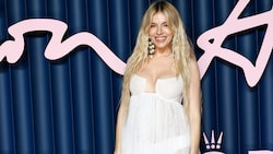 Was für eine süße Überraschung! Sienna Miller ließ unter ihrem transparenten Babydoll-Kleid ...