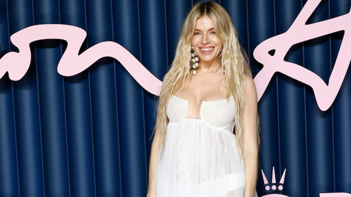 Was für eine süße Überraschung! Sienna Miller ließ unter ihrem transparenten Babydoll-Kleid ...