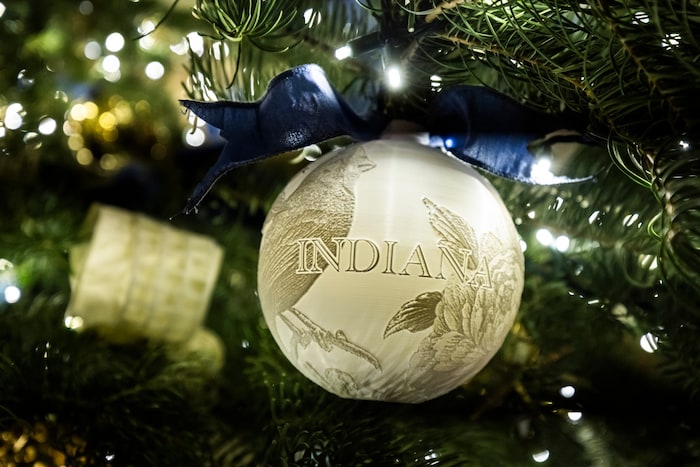 Am Weihnachtsbaum im Blue Room hängen Kugeln für jeden US-Bundesstaat.