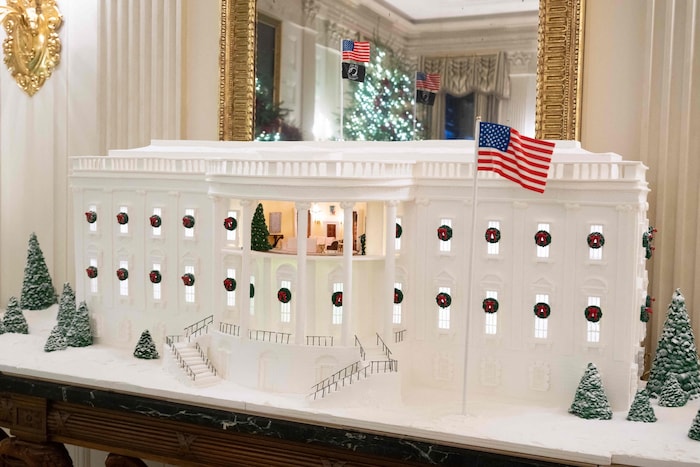 Im State Dining Room wird es süßer: Ein 55-Kilo-Lebkuchenhaus thront dort ...