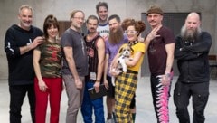 Jula Zangger (2. v. li.), Kelly Copper (mit Hund), Pavol Liška (2. v. re.) mit „Pizza“-Team