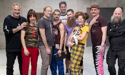 Jula Zangger (2. v. li.), Kelly Copper (mit Hund), Pavol Liška (2. v. re.) mit „Pizza“-Team