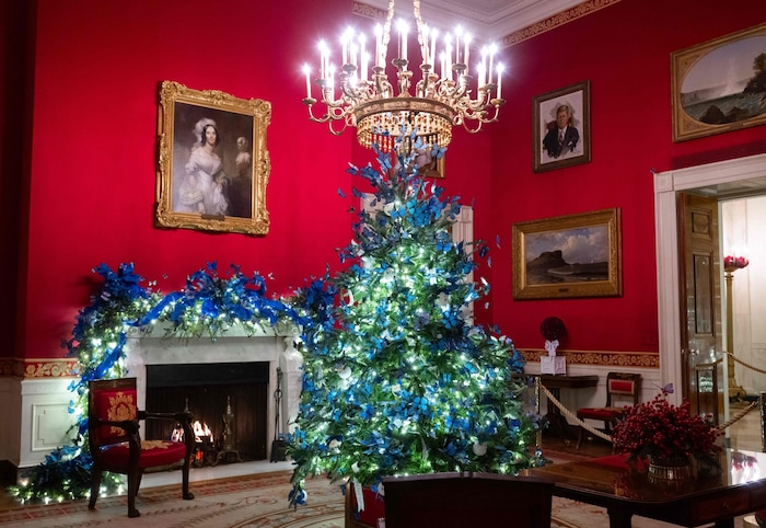 Im Red Room zieren 10.000 blaue Schmetterlinge Girlanden und Christbaum