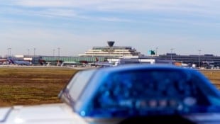 Gleich zwei gesuchte Personen wurden auf einem Flug unabhängig voneinander von der Polizei ...
