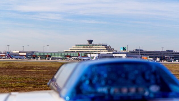 Gleich zwei gesuchte Personen wurden auf einem Flug unabhängig voneinander von der Polizei ...