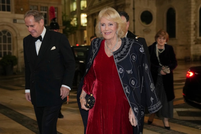 Camilla kam zu dem Event dem Mantel von König Charles lässig über die Schultern geworfen.