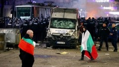 Die Wut der Demonstranten entlud sich auch auf die Sicherheitskräfte. 