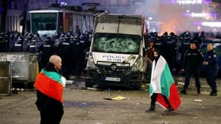 Die Wut der Demonstranten entlud sich auch auf die Sicherheitskräfte. 