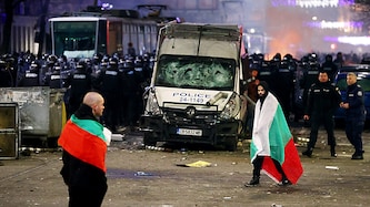 Die Wut der Demonstranten entlud sich auch auf die Sicherheitskräfte. 