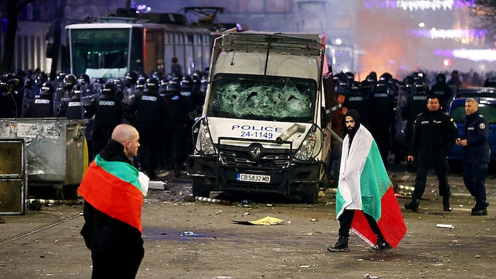 Die Wut der Demonstranten entlud sich auch auf die Sicherheitskräfte.