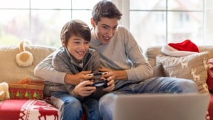 Mit der Zeit gehen oder eine klare Grenze ziehen? Das Thema Spielkonsole ist für viele Familien ...