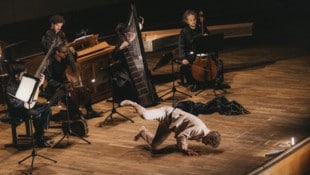 Barfuß und mit Tanzeinlage: Countertenor Jakub Józef Orliński und das Ensemble Il Pomo d‘Oro im ...