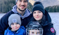 Tyler und Alyssa Cuma (oben) mit den beiden Jungs Jameson (li.) und Declan.