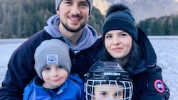 Tyler und Alyssa Cuma (oben) mit den beiden Jungs Jameson (li.) und Declan.