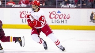 Vasily Zelenov (o.) geht nun für die University of Wisconsin aufs Eis.