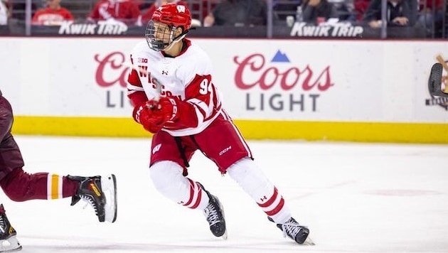 Vasily Zelenov (o.) geht nun für die University of Wisconsin aufs Eis.