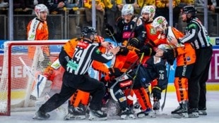 Zwischen den 99ers (in Orange) und den Capitals geht es immer heiß her – da ist auch Sam ...