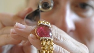 Wer Gold als sichere Wertanlage nutzen möchte, sollte besser auf Münzen und Barren als auf ...