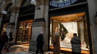 Der Konzern Prada hat das italienische Modehaus Versace übernommen.