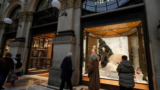 Der Konzern Prada hat das italienische Modehaus Versace übernommen.
