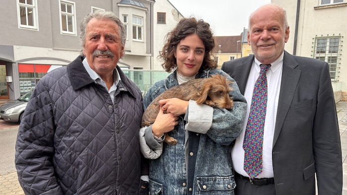 Anna Werner Friedmann mit ihrem Papa Werner (li.) und Anwalt Manfred Ainedter. Im Arm hält sie ...