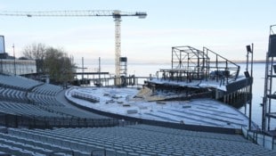Die Spiegelwand wird an ihrer höchsten Stelle über 20 Meter hoch sein.