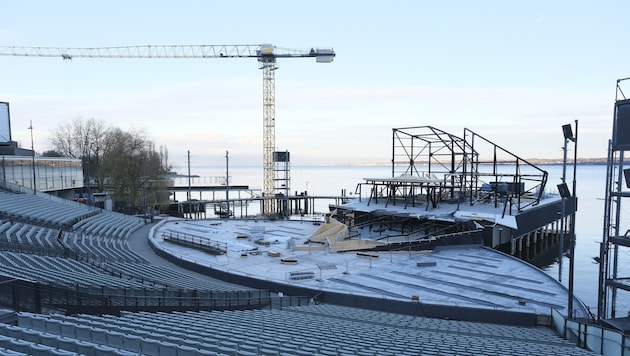 Die Spiegelwand wird an ihrer höchsten Stelle über 20 Meter hoch sein.