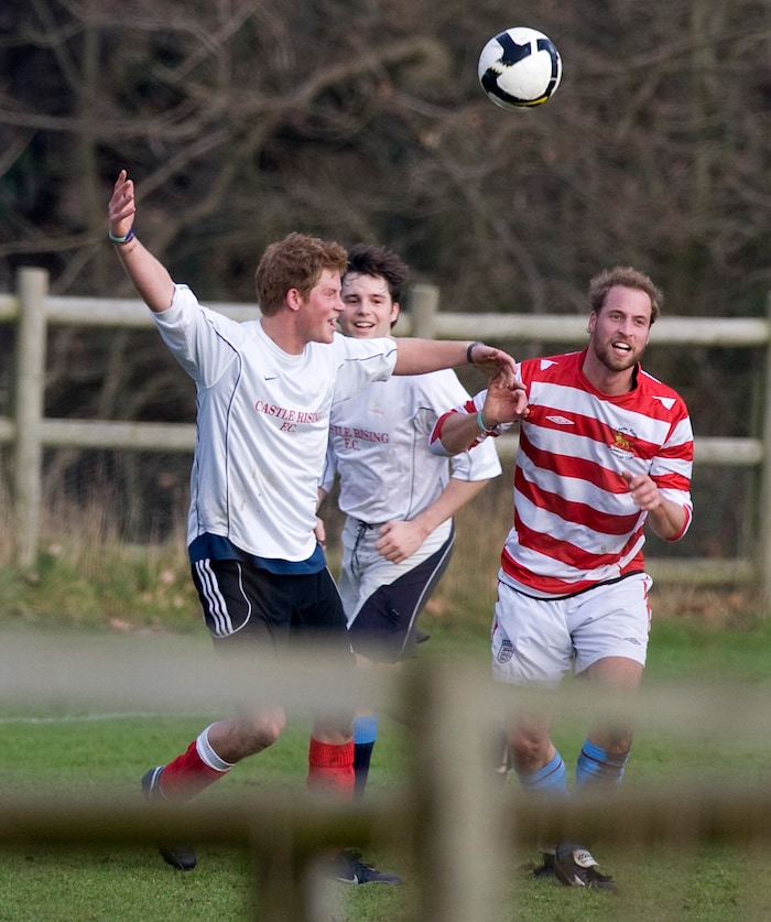 Prinz Harry und Prinz William im Jahr 2008 beim traditionellen Fußballspiel gegen Dorfbewohner ...