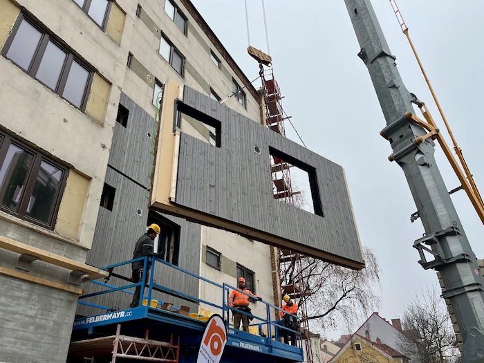 Beim Pressetermin vor Ort wurde ein Fassadenmodul eingehoben.
