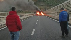 Der Tunnel, in dem der Raub stattfand, wurde mit brennenden Fahrzeugen blockiert.