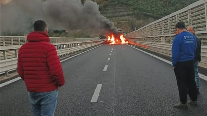 Der Tunnel, in dem der Raub stattfand, wurde mit brennenden Fahrzeugen blockiert.