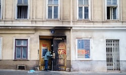 In dem Haus in der Bergsteiggasse leben größtenteils Geflüchtete. Die Ermittlungen zur ...