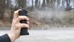 Um zu entkommen, attackierte der verhinderte Autoknacker den Beamten mit Pfefferspray. ...