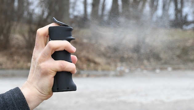 Um zu entkommen, attackierte der verhinderte Autoknacker den Beamten mit Pfefferspray. ...