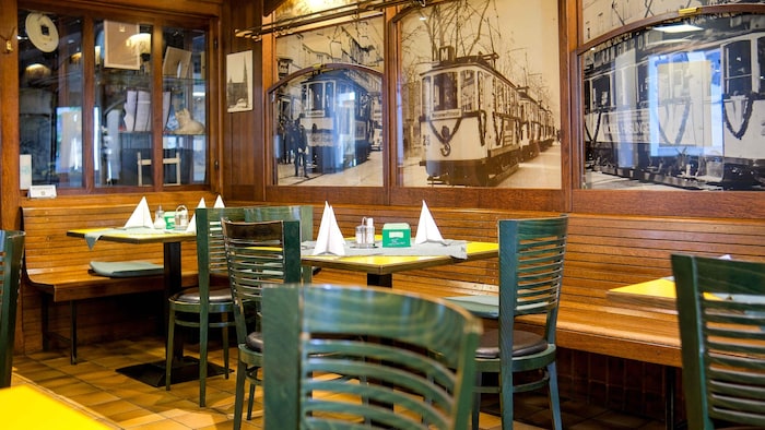 Das Lokal ist mit seiner Straßenbahn-Romantik an den Wänden in Linz Kult.