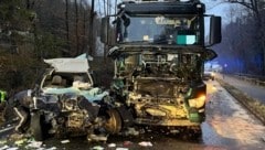 Das komplett demolierte Unfallwrack und der ebenso schwer beschädigte Lkw