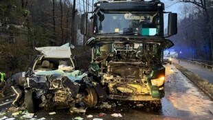 Das komplett demolierte Unfallwrack und der ebenso schwer beschädigte Lkw