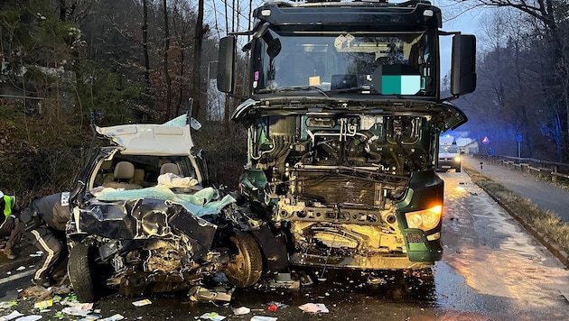 Das komplett demolierte Unfallwrack und der ebenso schwer beschädigte Lkw