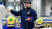 Neo-Coach Pierre Allard bei seiner ersten Trainingseinheit in Villach.