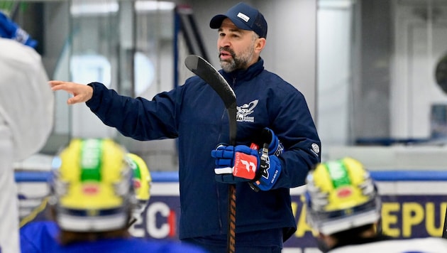 Neo-Coach Pierre Allard bei seiner ersten Trainingseinheit in Villach.