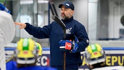 Neo-Coach Pierre Allard bei seiner ersten Trainingseinheit in Villach.