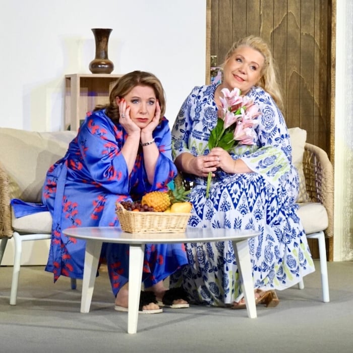 Gabi (gespielt von Susanna Hirschler) hat keine Ahnung, dass sich ihr Mann im Nebenzimmer ...