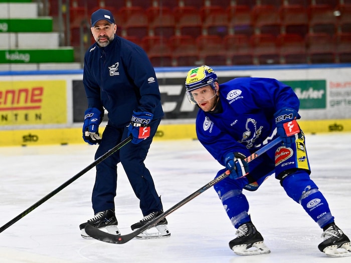 Pierre Allard mit John Hughes (re.), seinem Kapitän beim Debüt am Donnerstag.