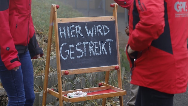 Streikende Gewerkschaftsvertreter in Thal bei Graz