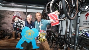 Tobias Monte und Michael Oberhauser mit den handgefertigten Radtaschen-Unikaten.