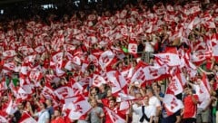 Neben zahlreichen Fans wird das ÖFB-Team auch von Sicherheitskräften begleitet …